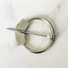 Cargar imagen en el visor de la galería, Vintage Zoomorphic Ram Celtic Silver Brooch. Book Of Kells Sacred Rams Head Penannular Pin. Large Shoulder/Cloak/Scottish Fly Brooch Pin.