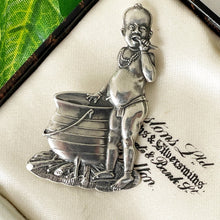 Charger l'image dans la galerie, Rare African Silver ‘Lo Umfaan’ Brooch, Candida Signed Joe Calafato, SA. Vintage 1950s African Boy & Stew Pot Sterling Figural Brooch.