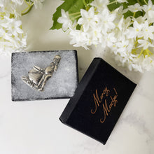 Charger l'image dans la galerie, Rare African Silver ‘Lo Umfaan’ Brooch, Candida Signed Joe Calafato, SA. Vintage 1950s African Boy & Stew Pot Sterling Figural Brooch.