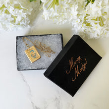 Charger l'image dans la galerie, Victorian 9ct Engraved Gold Book Locket & Chain. Antique Gold, Enamelled Garter Belt Locket. Bible Locket With Hair/Photo Compartment