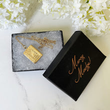 Charger l'image dans la galerie, Victorian 9ct Engraved Gold Book Locket & Chain. Antique Gold, Enamelled Garter Belt Locket. Bible Locket With Hair/Photo Compartment