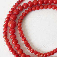 Cargar imagen en el visor de la galería, Vintage Natural Red Coral Necklace. Graduated Genuine Coral Bead Necklace, Gold Clasp, 17" 43cm