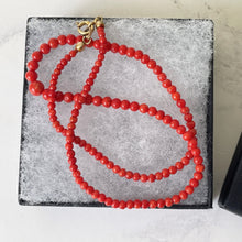 Cargar imagen en el visor de la galería, Vintage Natural Red Coral Necklace. Graduated Genuine Coral Bead Necklace, Gold Clasp, 17" 43cm