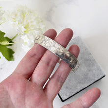 Charger l'image dans la galerie, Vintage Art Nouveau Revival Sterling Silver Hinged Bangle. Engraved Iris English Silver Cuff. Excalibur Silver Bracelet, Harrods, 1968