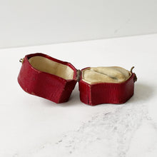 Cargar imagen en el visor de la galería, Antique Red Moroccan Leather Ring Box. Georgian/Victorian Shield Shaped Ring Box. Antique Mourning/Engagement/Signet Ring Jewellery Box.