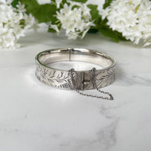 Cargar imagen en el visor de la galería, Vintage Victorian Revival Sterling Silver Hinged Bangle. Engraved Pansy English Silver Bracelet Cuff, Birmingham 1971