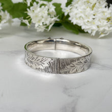 Cargar imagen en el visor de la galería, Vintage Victorian Revival Sterling Silver Hinged Bangle. Engraved Pansy English Silver Bracelet Cuff, Birmingham 1971
