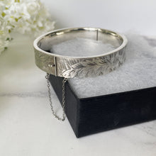 Cargar imagen en el visor de la galería, Vintage Victorian Revival Sterling Silver Hinged Bangle. Engraved Pansy English Silver Bracelet Cuff, Birmingham 1971