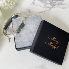 Cargar imagen en el visor de la galería, Vintage Victorian Revival Sterling Silver Hinged Bangle. Engraved Pansy English Silver Bracelet Cuff, Birmingham 1971
