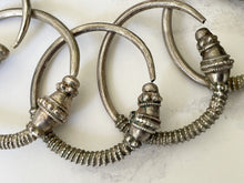 Cargar imagen en el visor de la galería, Antique Omani 900 Silver Headdress Hoops. Set Of 10 Ethnic Amulet Head Ornaments. Traditional Berber/ Middle Eastern/ Bedouin Tribal Dress