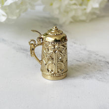 Cargar imagen en el visor de la galería, Vintage Italian 14ct Gold Pendant. Etruscan Style Beer Stein Necklace Pendant. Engraved Flower & Scroll Lidded Flagon Pendant