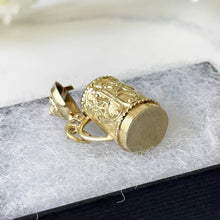 Cargar imagen en el visor de la galería, Vintage Italian 14ct Gold Pendant. Etruscan Style Beer Stein Necklace Pendant. Engraved Flower & Scroll Lidded Flagon Pendant