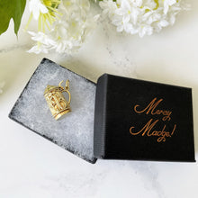 Cargar imagen en el visor de la galería, Vintage Italian 14ct Gold Pendant. Etruscan Style Beer Stein Necklace Pendant. Engraved Flower & Scroll Lidded Flagon Pendant