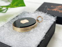 Cargar imagen en el visor de la galería, Victorian 15ct Gold Engraved Shamrock & Bloodstone Locket. Scottish/Irish Antique Celtic Locket. 2-Sided Oval 2-Photo Locket