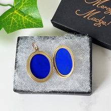 Cargar imagen en el visor de la galería, Victorian 15ct Gold Engraved Shamrock & Bloodstone Locket. Scottish/Irish Antique Celtic Locket. 2-Sided Oval 2-Photo Locket