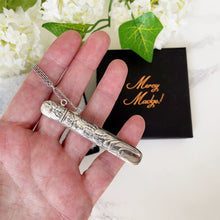Cargar imagen en el visor de la galería, Vintage Sterling Silver Etui Needle Case Pendant Necklace. Victorian Art Nouveau Style Engraved Iris Silver Chatelaine Accessory
