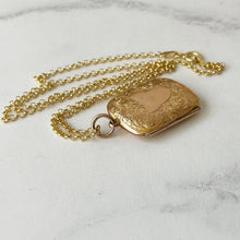 Charger l'image dans la galerie, Antique 9ct Gold Rectangular Locket. Engraved 2 -Sided Square Edwardian Gold Locket. English Gold Locket 2-Photo Locket, Chester 1907
