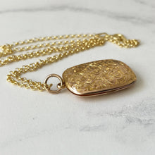 Charger l'image dans la galerie, Antique 9ct Gold Rectangular Locket. Engraved 2 -Sided Square Edwardian Gold Locket. English Gold Locket 2-Photo Locket, Chester 1907