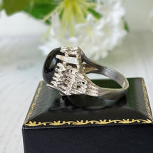 Cargar imagen en el visor de la galería, Vintage Whitby Jet Sterling Silver Ring. Gothic Dome Ring, 1977 Hallmark. Modernist Brutalist Sterling Silver Ring, UK/M, US/6.25, EU/52