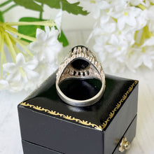 Cargar imagen en el visor de la galería, Vintage Whitby Jet Sterling Silver Ring. Gothic Dome Ring, 1977 Hallmark. Modernist Brutalist Sterling Silver Ring, UK/M, US/6.25, EU/52