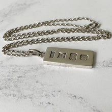 Cargar imagen en el visor de la galería, Vintage 1970s Silver Ingot Pendant With 47cm Chain. Retro English Hallmarked Sterling Silver Bullion Bar & Belcher Chain Necklace