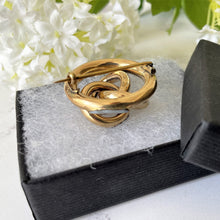 Cargar imagen en el visor de la galería, Antique Scottish Banded Agate Brooch. Victorian Lovers Gordian Knot Gold Gilt Brooch. Engraved Silver Celtic Ring Brooch. Sweetheart Jewelry