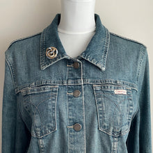 Cargar imagen en el visor de la galería, Antique Scottish Banded Agate Brooch. Victorian Lovers Gordian Knot Gold Gilt Brooch. Engraved Silver Celtic Ring Brooch. Sweetheart Jewelry