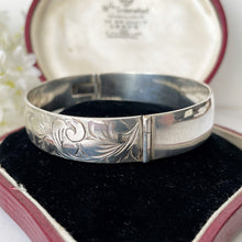 Charger l'image dans la galerie, Vintage Art Nouveau Revival Sterling Silver Hinged Bangle. Engraved Iris English Silver Cuff. Excalibur Silver Bracelet, Harrods, 1968
