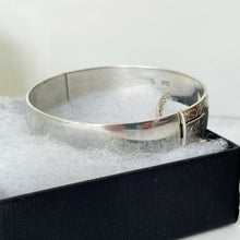 Charger l'image dans la galerie, Vintage Art Nouveau Revival Sterling Silver Hinged Bangle. Engraved Iris English Silver Cuff. Excalibur Silver Bracelet, Harrods, 1968
