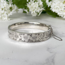 Cargar imagen en el visor de la galería, Vintage Victorian Revival Sterling Silver Hinged Bangle. Engraved Pansy English Silver Bracelet Cuff, Birmingham 1971