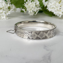 Cargar imagen en el visor de la galería, Vintage Victorian Revival Sterling Silver Hinged Bangle. Engraved Pansy English Silver Bracelet Cuff, Birmingham 1971
