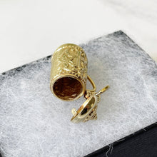 Cargar imagen en el visor de la galería, Vintage Italian 14ct Gold Pendant. Etruscan Style Beer Stein Necklace Pendant. Engraved Flower & Scroll Lidded Flagon Pendant