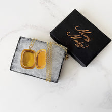 Charger l'image dans la galerie, Antique 9ct Gold Rectangular Locket. Engraved 2 -Sided Square Edwardian Gold Locket. English Gold Locket 2-Photo Locket, Chester 1907