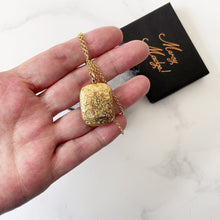 Charger l'image dans la galerie, Antique 9ct Gold Rectangular Locket. Engraved 2 -Sided Square Edwardian Gold Locket. English Gold Locket 2-Photo Locket, Chester 1907