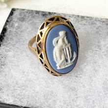 Cargar imagen en el visor de la galería, Vintage 18ct Gold Cameo Ring. Blue & White Wedgwood Jasperware Rolled Gold Neoclassical Ring. Art Nouveau Revival Silver Gilt Cameo Ring