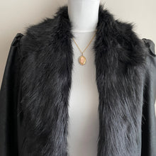 Cargar imagen en el visor de la galería, Antique Victorian 9ct Gold Locket. Engraved Swallow & Rose Sweetheart Locket. Small Gold Oval Gold Locket. Antique Photo Locket.