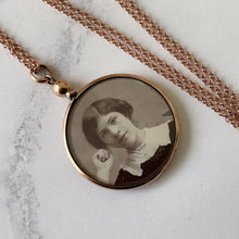 Cargar imagen en el visor de la galería, Antique Edwardian 9ct Rose Gold Picture Locket. Two Sided Rolled Gold Glass Locket With Original Photographs. Rose Gold Locket & Chain