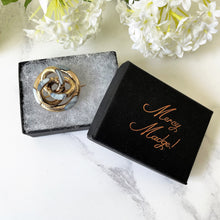 Cargar imagen en el visor de la galería, Antique Scottish Banded Agate Brooch. Victorian Lovers Gordian Knot Gold Gilt Brooch. Engraved Silver Celtic Ring Brooch. Sweetheart Jewelry