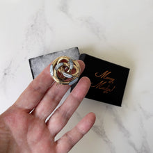 Cargar imagen en el visor de la galería, Antique Scottish Banded Agate Brooch. Victorian Lovers Gordian Knot Gold Gilt Brooch. Engraved Silver Celtic Ring Brooch. Sweetheart Jewelry