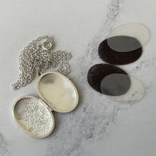 Charger l'image dans la galerie, Vintage Sterling Silver Rose Engraved Locket & Chain. Antique Victorian Style Sweetheart Locket. Oval 2-Photo Locket Necklace, Germany