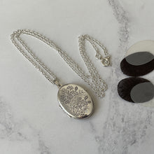 Charger l'image dans la galerie, Vintage Sterling Silver Rose Engraved Locket & Chain. Antique Victorian Style Sweetheart Locket. Oval 2-Photo Locket Necklace, Germany