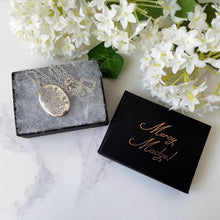 Charger l'image dans la galerie, Vintage Sterling Silver Rose Engraved Locket & Chain. Antique Victorian Style Sweetheart Locket. Oval 2-Photo Locket Necklace, Germany