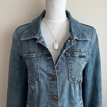 Charger l'image dans la galerie, Vintage Edwardian Style Sterling Silver Locket & Chain. Elongated Oval 2-Photo Locket, Engraved Border. Large Silver Locket Necklace