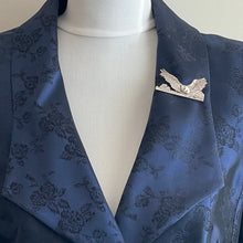 Cargar imagen en el visor de la galería, Vintage Scottish Silver Brooch, Snowy Owl Nesting On Fetlar, Shetland. Sterling Silver Figural Bird Brooch, Edinburgh 1967 Hallmarks.