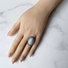 Cargar imagen en el visor de la galería, Vintage 18ct Gold Cameo Ring. Blue & White Wedgwood Jasperware Rolled Gold Neoclassical Ring. Art Nouveau Revival Silver Gilt Cameo Ring