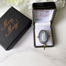 Cargar imagen en el visor de la galería, Vintage 18ct Gold Cameo Ring. Blue & White Wedgwood Jasperware Rolled Gold Neoclassical Ring. Art Nouveau Revival Silver Gilt Cameo Ring