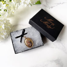 Cargar imagen en el visor de la galería, Antique Victorian 9ct Gold Locket. Engraved Swallow & Rose Sweetheart Locket. Small Gold Oval Gold Locket. Antique Photo Locket.