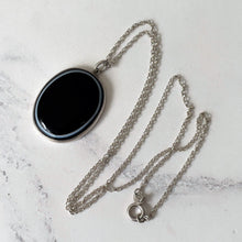 Cargar imagen en el visor de la galería, Antique Victorian Scottish Banded Agate Pendant Necklace. Black & White Onyx Silver Pendant, Belcher Chain. Antique Scottish Pebble Jewelry
