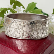 Cargar imagen en el visor de la galería, Antique Victorian Engraved Silver Cuff Bracelet. Sterling Silver Wide Hinged Bangle Bracelet. Aesthetic Engraved Ivy Sweetheart Bracelet