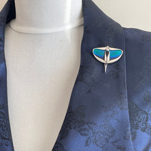 Cargar imagen en el visor de la galería, Vintage Silver & Enamel Art Nouveau Moth Brooch. Pat Cheney Scottish Arts and Crafts Brooch. Sterling Silver Stylised Figural Brooch.